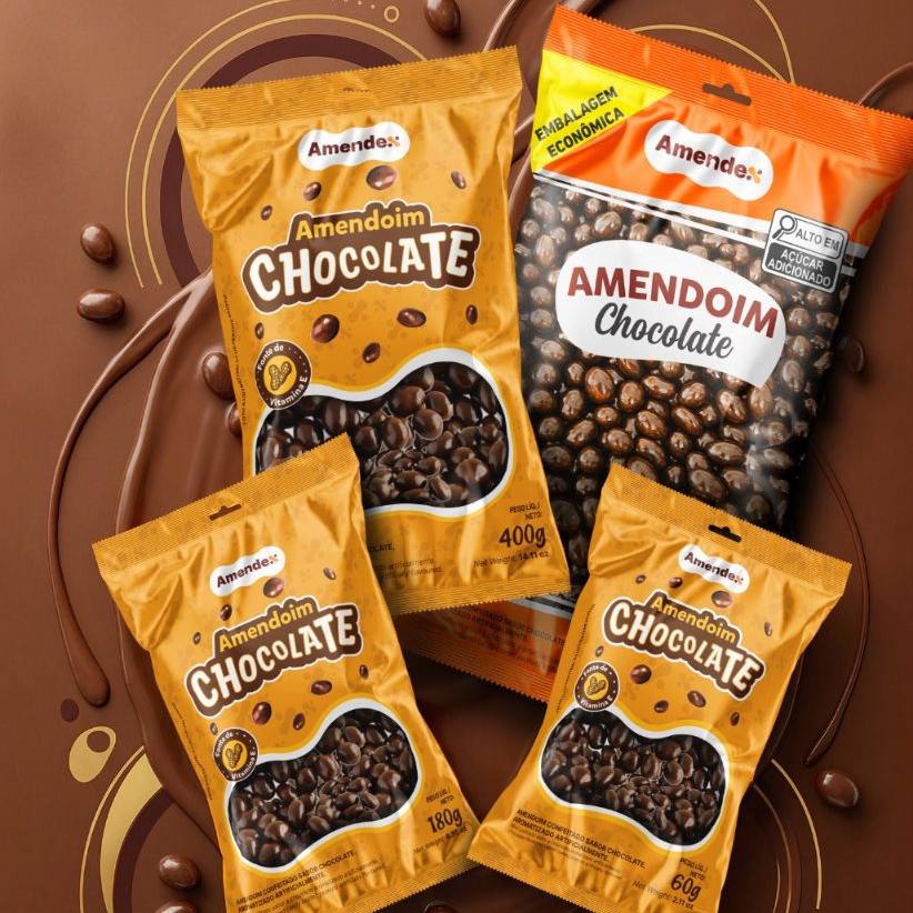 Quatro embalagens de Amendoim Chocolate Amendex, de 60 g a 400 g, dispostas sobre calda de chocolate.